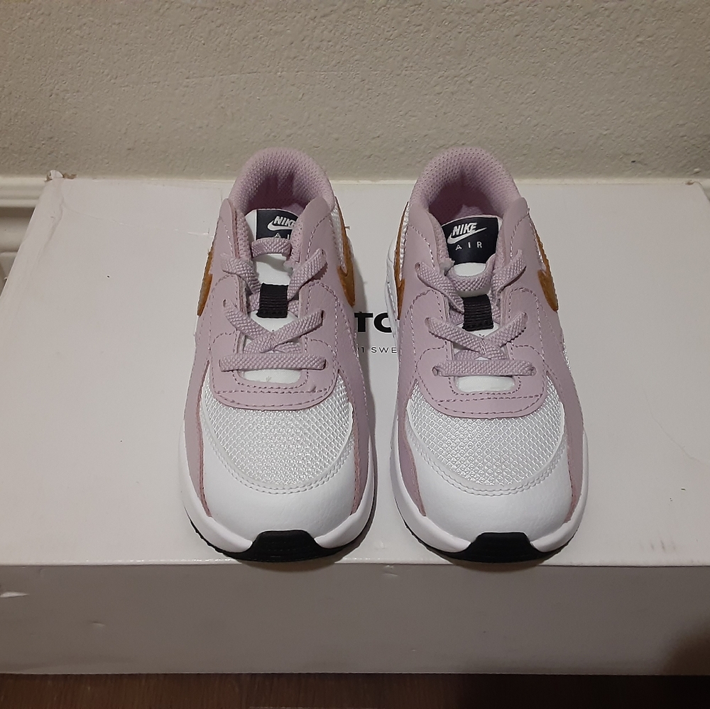 Nike - Picture 4 of 4